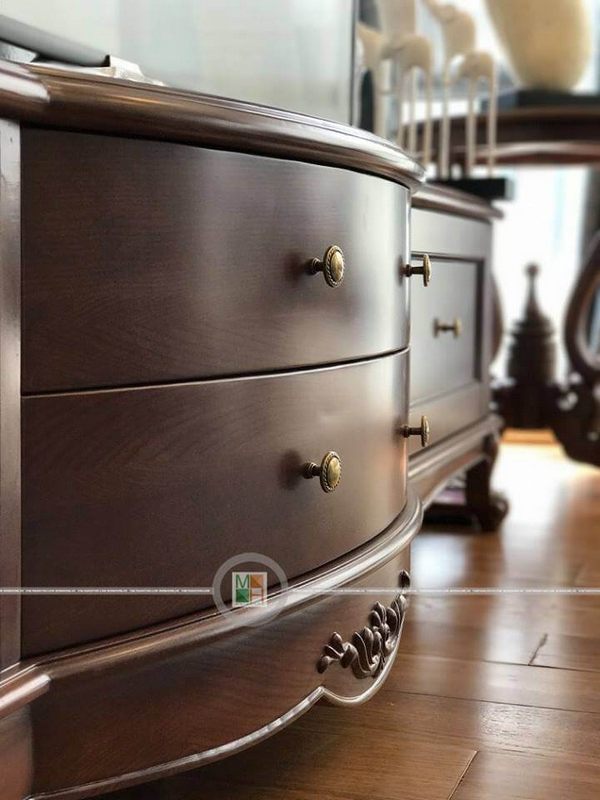 Ecopark đã hoàn thành với một mẫu kệ tivi gỗ óc chó tân cổ điển sang trọng. Mẫu kệ tivi gỗ óc chó tân cổ điển đã được thêm vào công trình nội thất biệt thự đẹp tại Hưng Yên Ecopark, tạo nên một không gian sang trọng cho phòng khách.