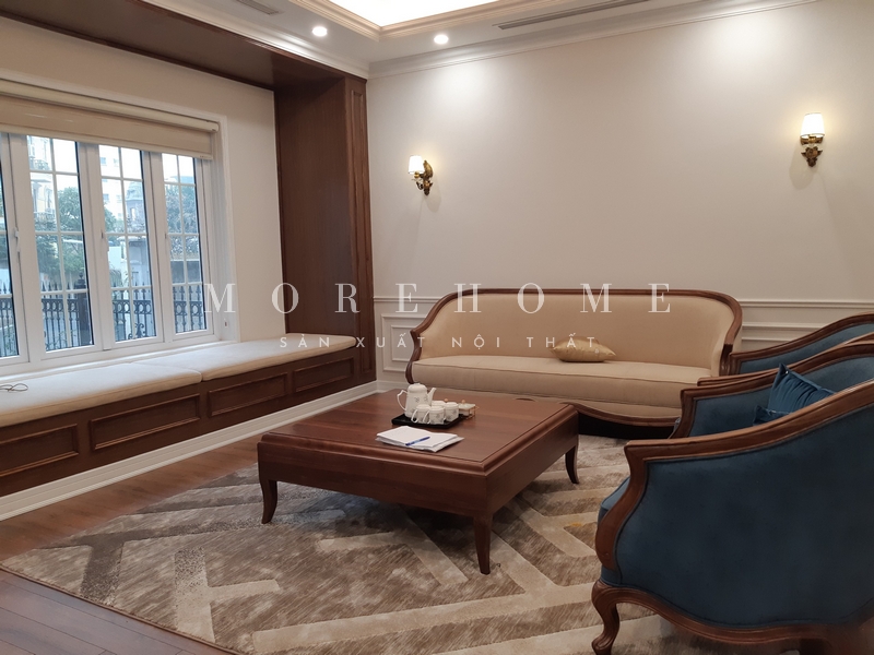 Sofa văng dài có tựa khung gỗ óc chó bọc nỉ màu be tân cổ điển, được thi công với những chi tiết uốn lượn mềm mại, mang đến sự sang trọng và quý phái.